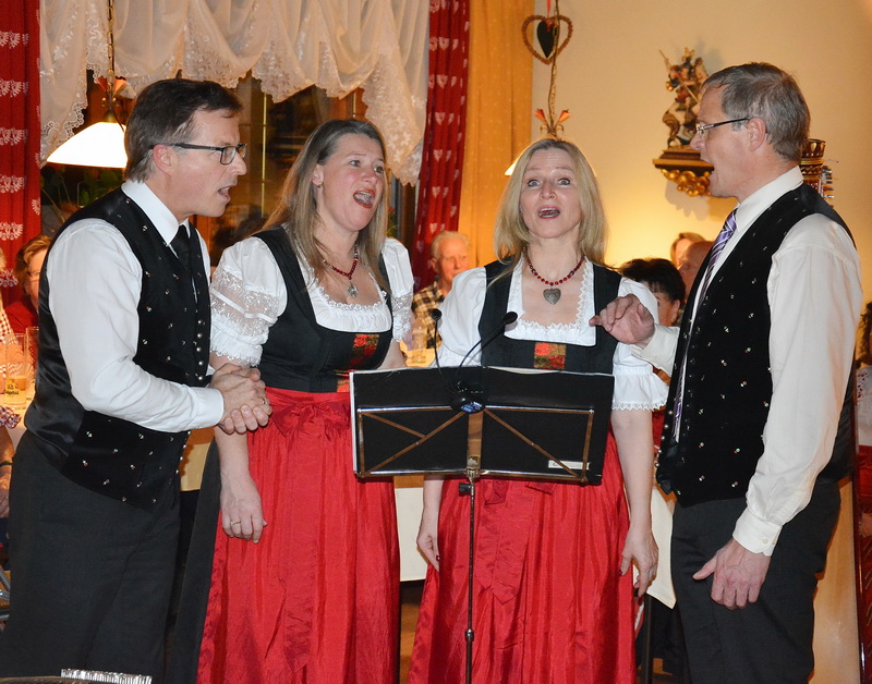 Singen beim Weihnachtshoagart in Itter