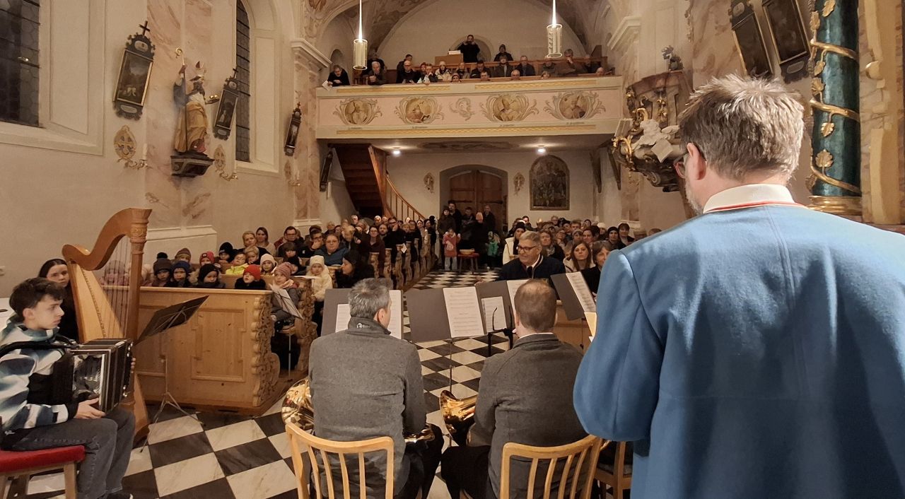 Volles Haus mit entspanntem Chorleiter