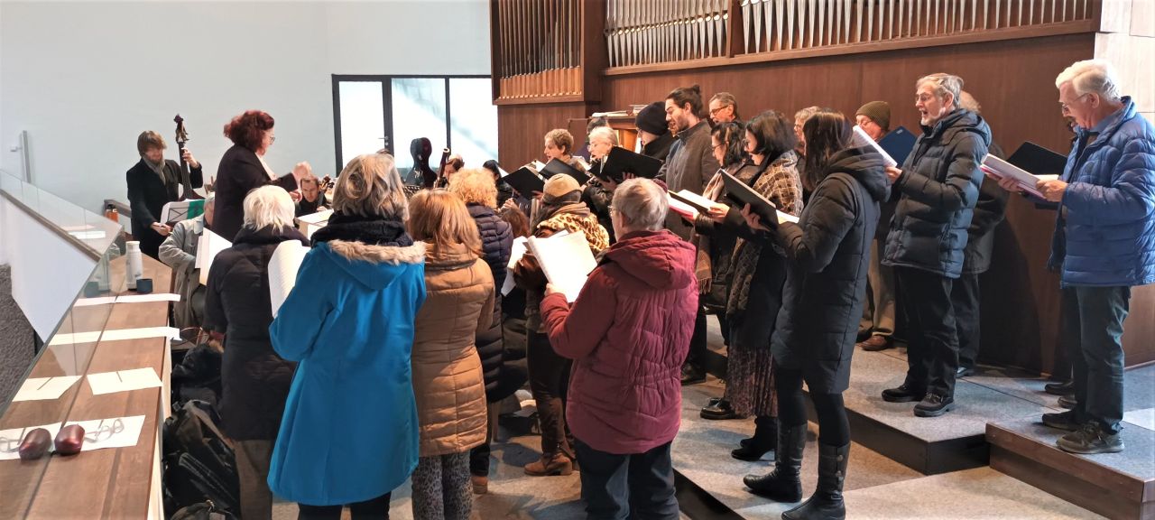 Singkreis Wilten mit Dreiheiligenmusik bei der Aufführung der Mozart-Messe von Kreuzpointner in der Kirche St. Paulus in Innsbruck am 8.1.2023