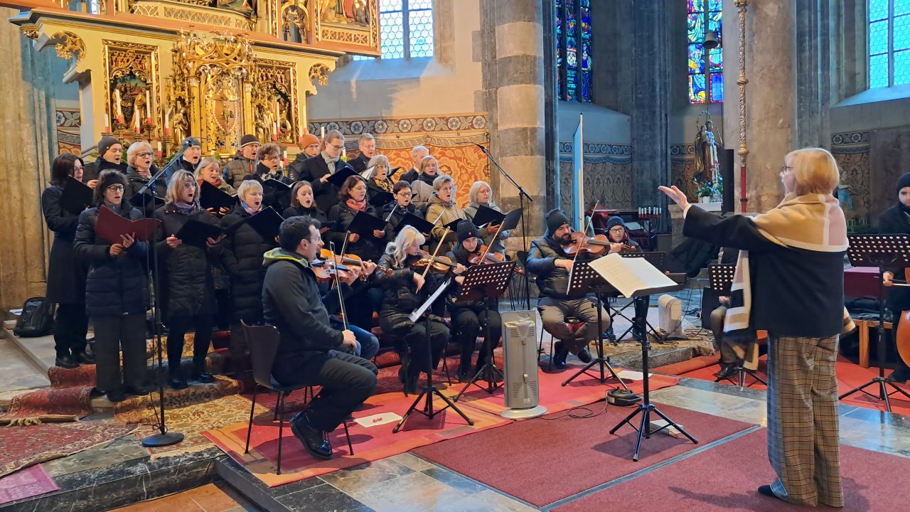 Pfarrchor und Orchester bei der Cäcilienmesse 2025