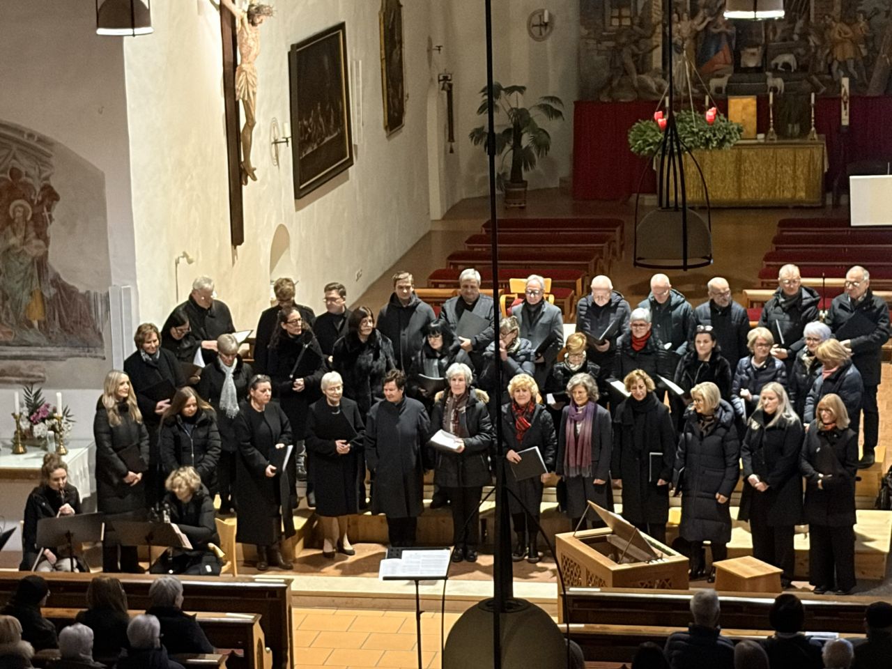 Chor St. Marien Lienz beim Adventsingen 2025 im Lienzer Franziskanerkloster
